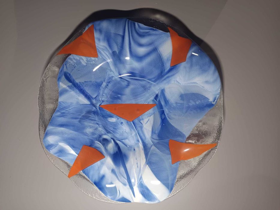 Prato em Vidro Artístico – Movimento, Cor e Exclusividade