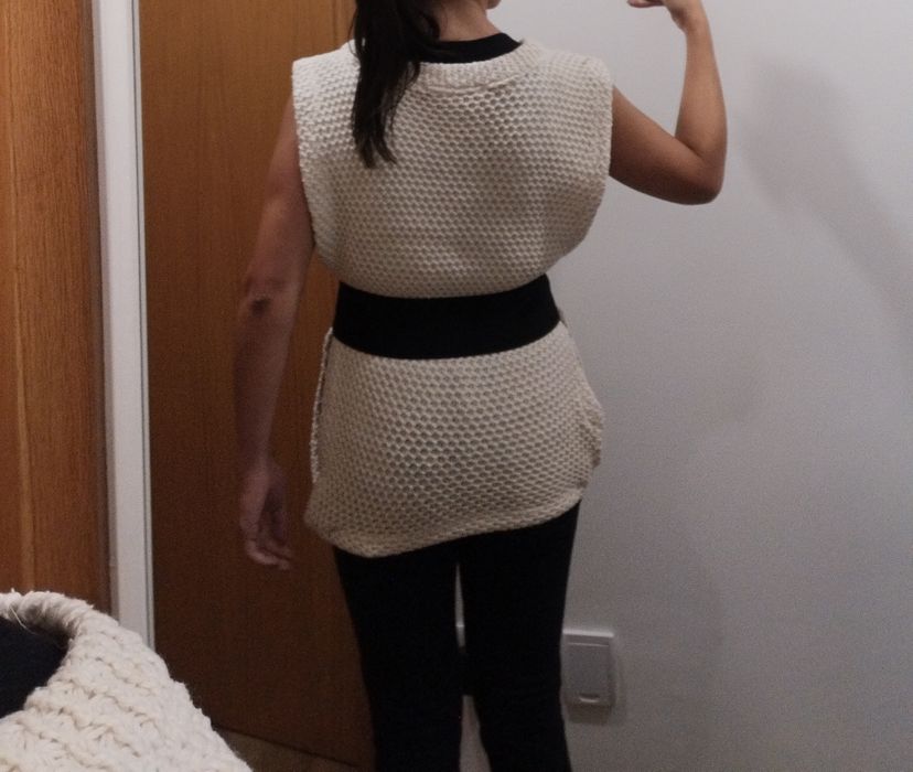 Camisola em malha trabalhada, com possibilidade de incluir o cinto