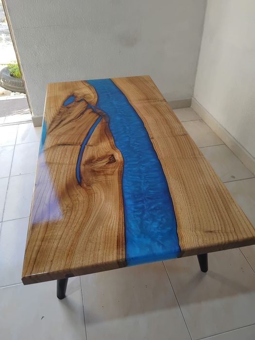 Mesa em madeira com resina