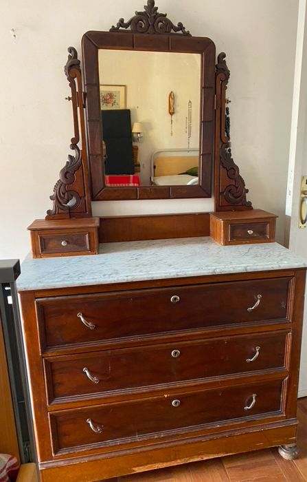 Cómoda antiga de madeira comtampo de mármore e espelho de madeira