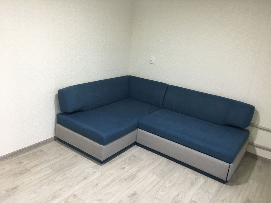 Диван кутовий розміри 2.3 х 1.7м.