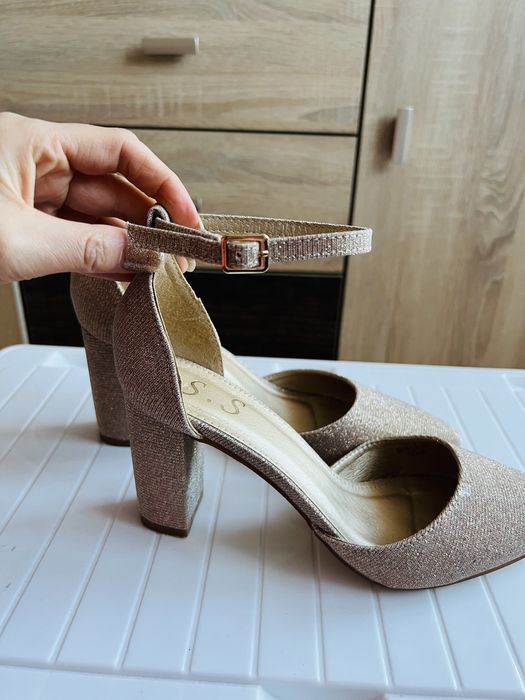 Złote buty na słupku