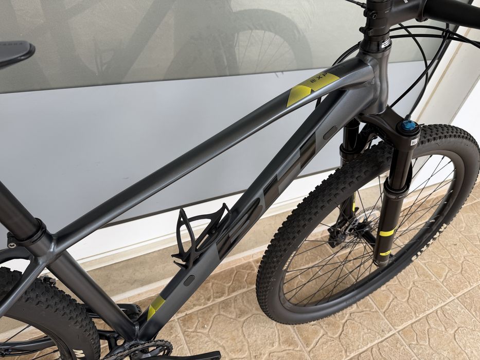 Bicicleta de BTT muito bem equipada