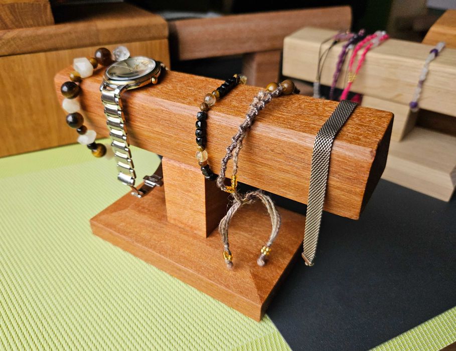 Stojak ekspozytor na zegarki bransoletki drewno Bangkirai olejowany