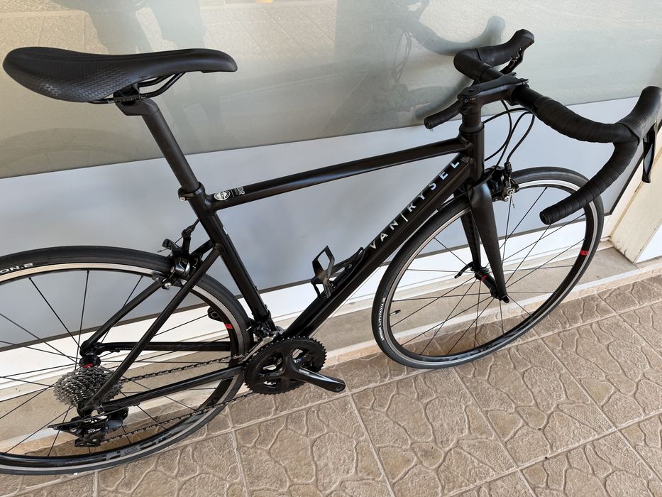 Bicicleta de estrada bem equipada