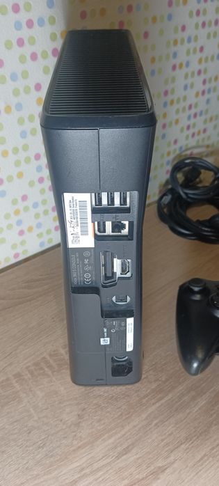 Продаю Xbox 360 Slim с установленным Freeboot