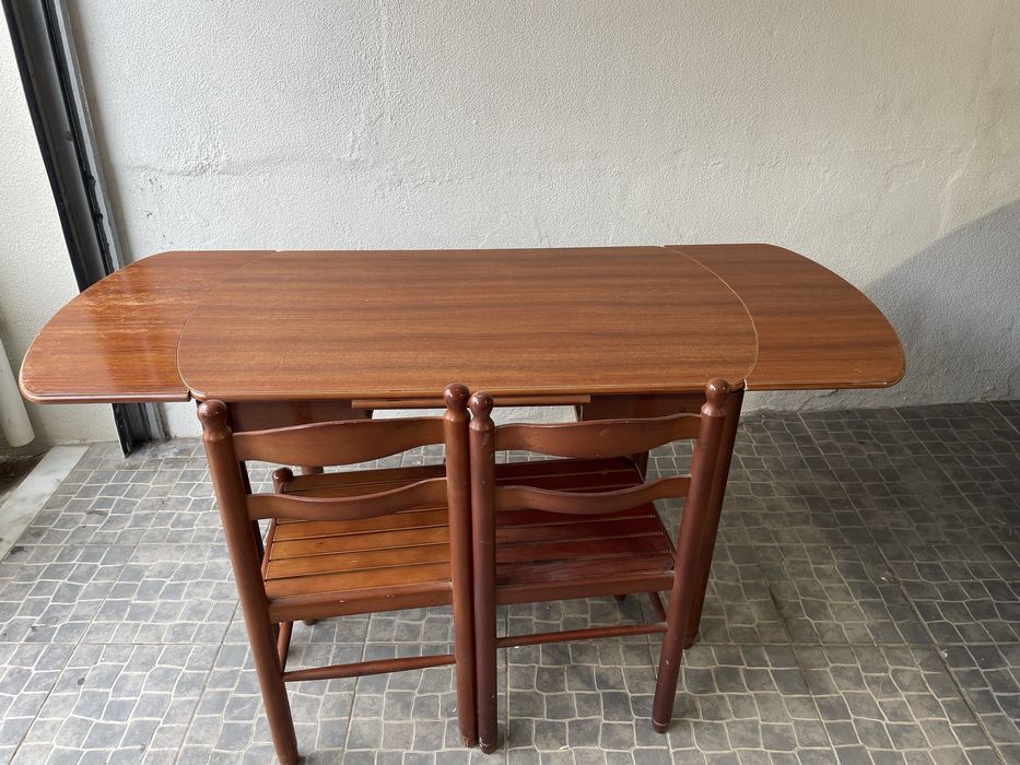 Mesa com 4 cadeiras