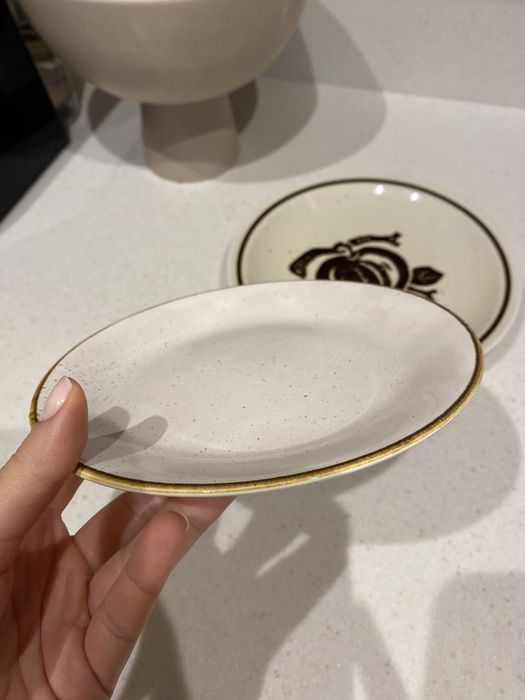 Dwa talerze vintage kremowe