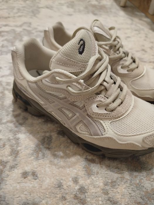 Культові кросівки ASICS GEL з фірмою амортизаційною технологіїєю в подошві
