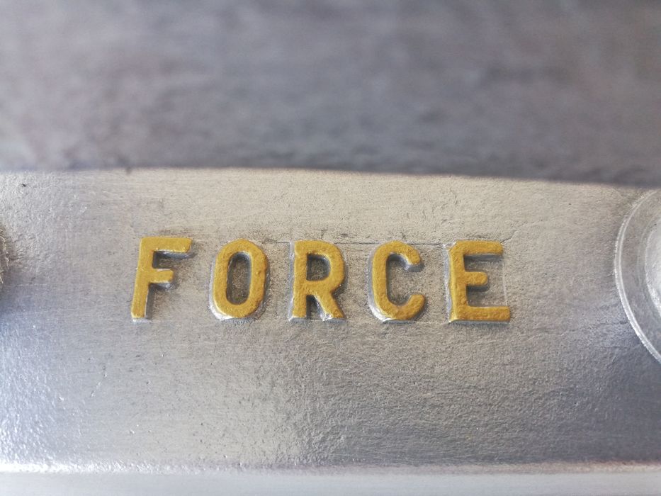 Balança antiga com base em Alumínio fundido.