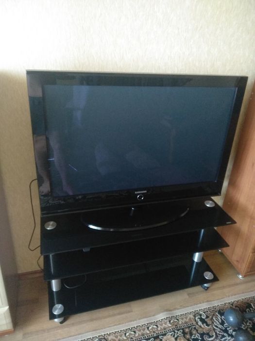 Тумбочка  под телевизор.
