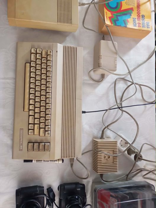 Commodore C64 z Dodatkami