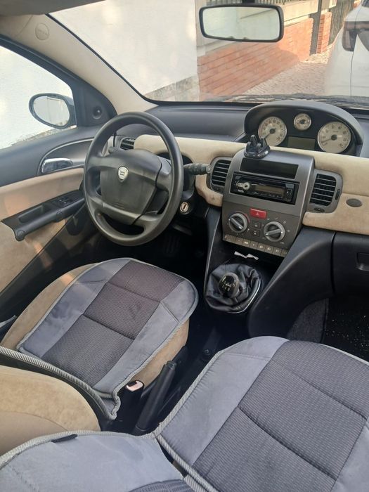 Carro Lancia Ypslon
