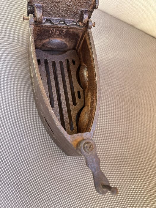 Żelazko na węgiel. Zabytkowe.