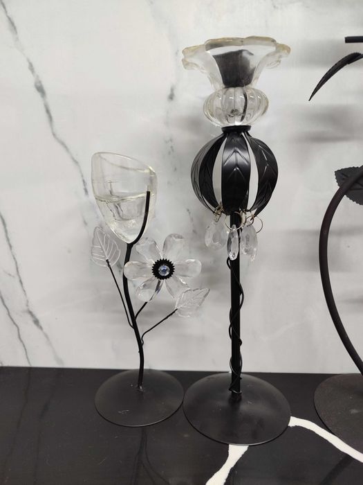 4 porta velas com formato flor em metal e vidro