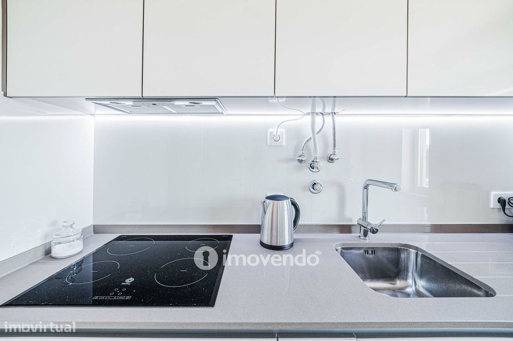 Apartamento T2 com boas áreas e muita luz natural, em Telheiras