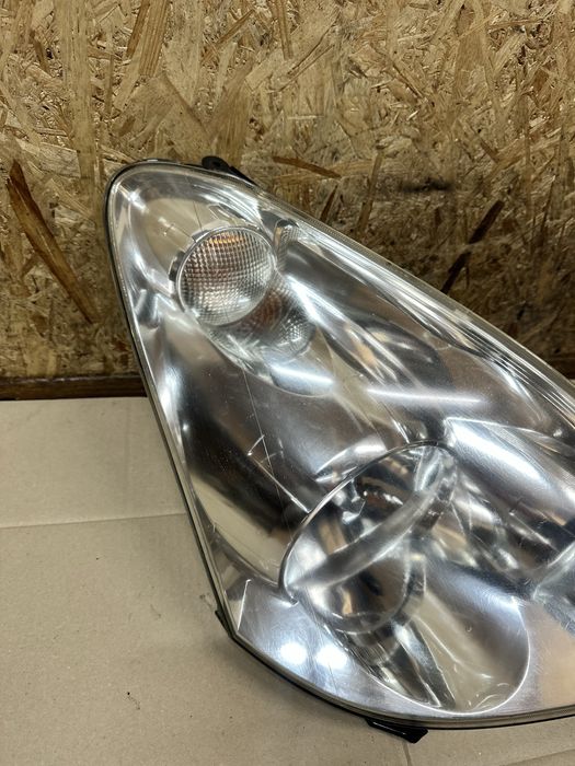Передні фари Toyota Corolla Verso AUR10 Тойота Версо AR10 2001-2009