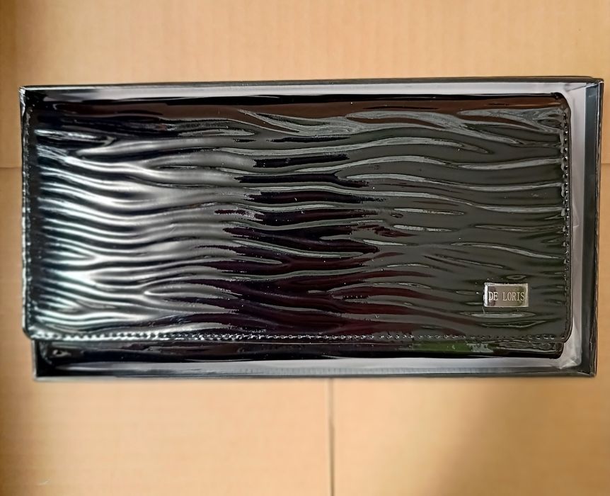 Кожаный лакированный кошелек женский с тиснением