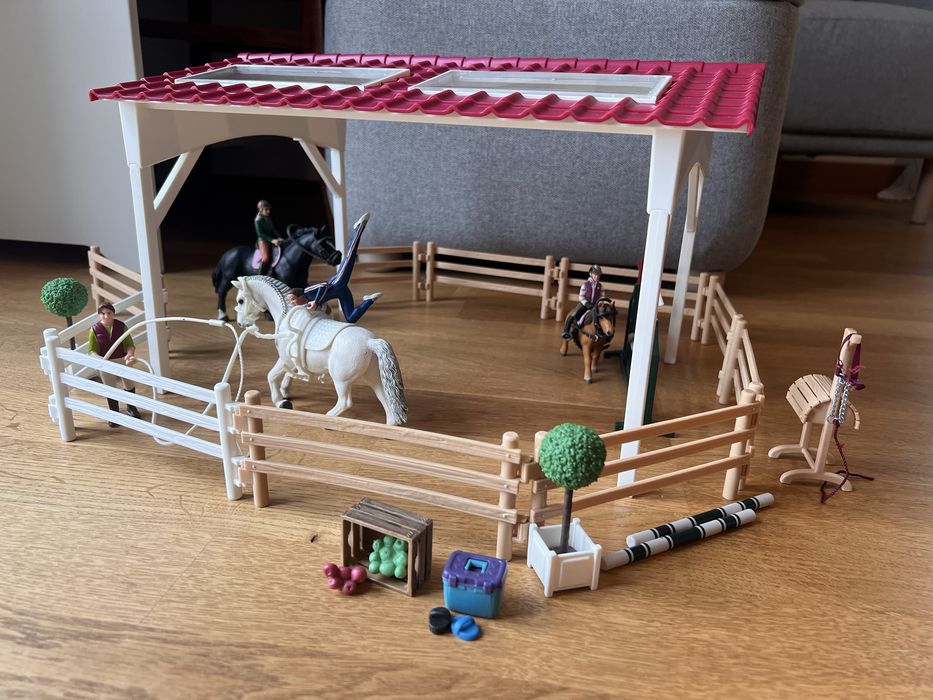 Zestaw schleich plac do jazdy z zadaszeniem