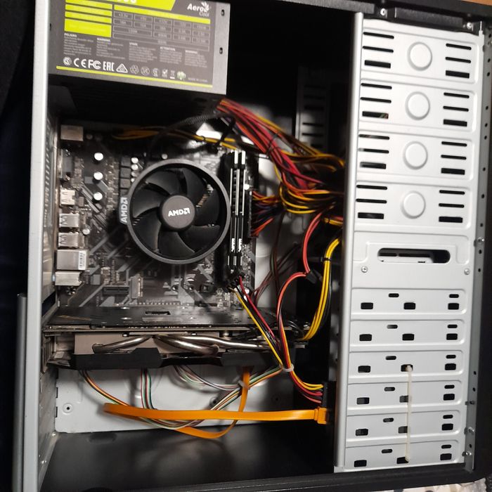 Computer z monitorem