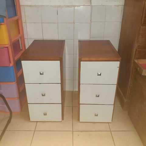 Par de comodas em madeira