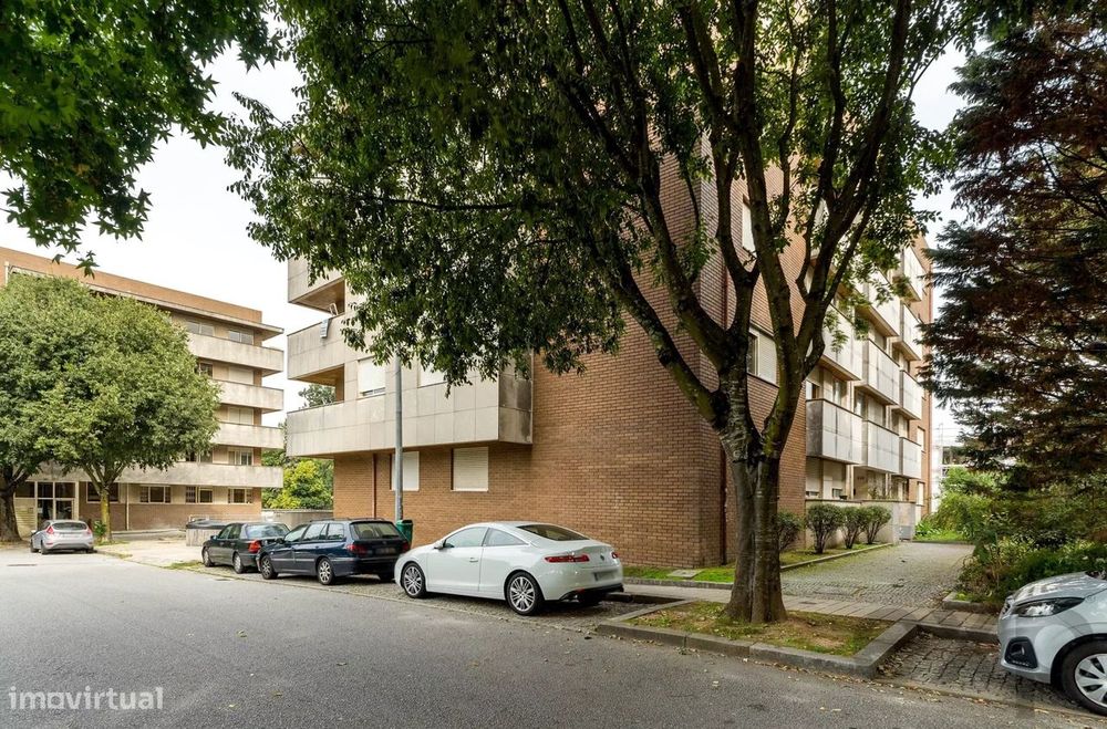 T1 no 4.º e último piso com elevador, varanda poente, garagem e vistas