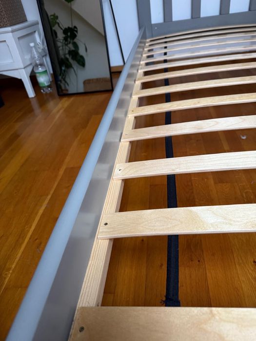 Sprzedam łużko jednosobowe z materacem .