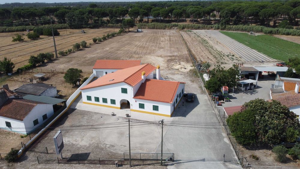 Espaço comercial e habitação com terreno