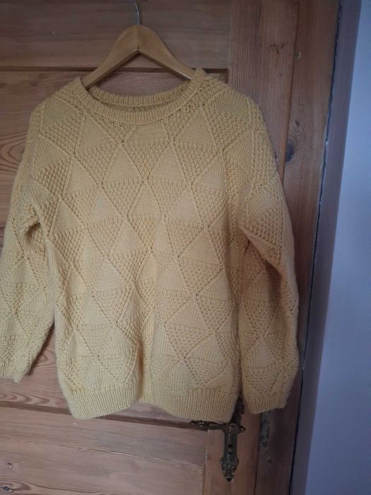 Żółty sweter damski