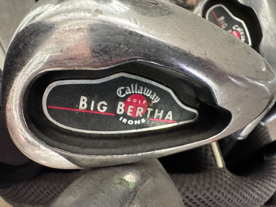 Saco de golf Callaway com conjunto de tacos.