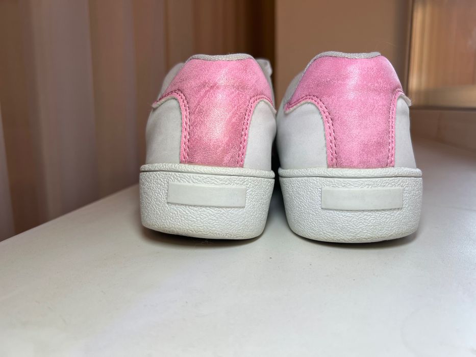 Білі кросівки від Champion – комфортні та стильні.