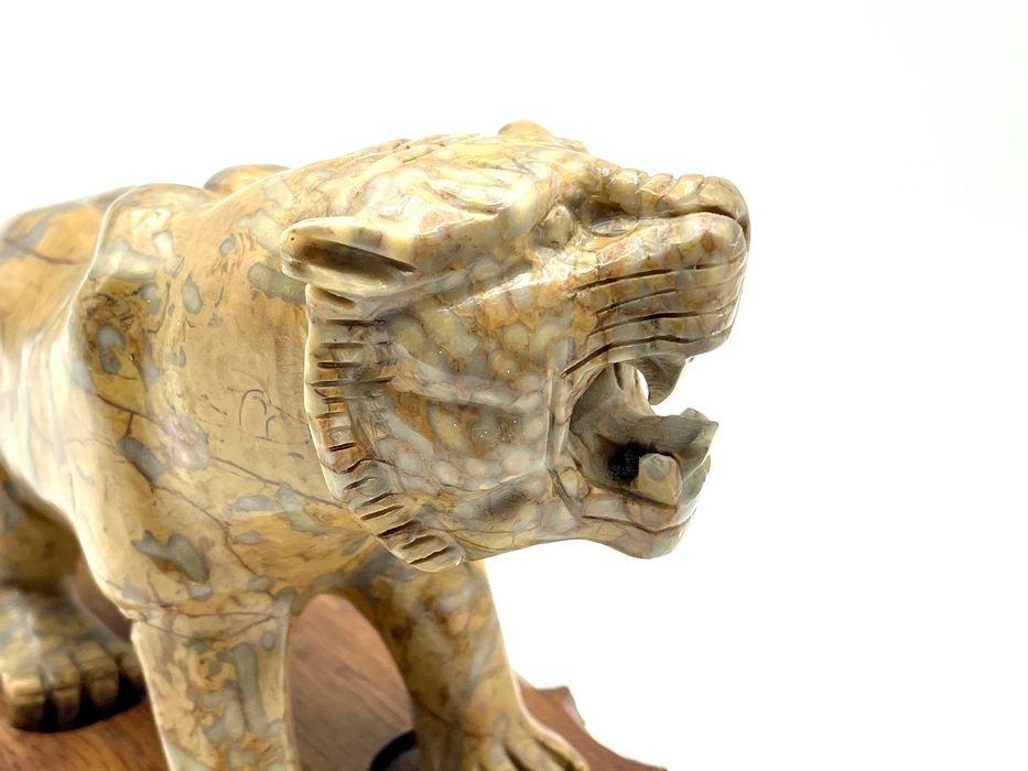 Tigre oriental em pedra jaspe brecha amarelo