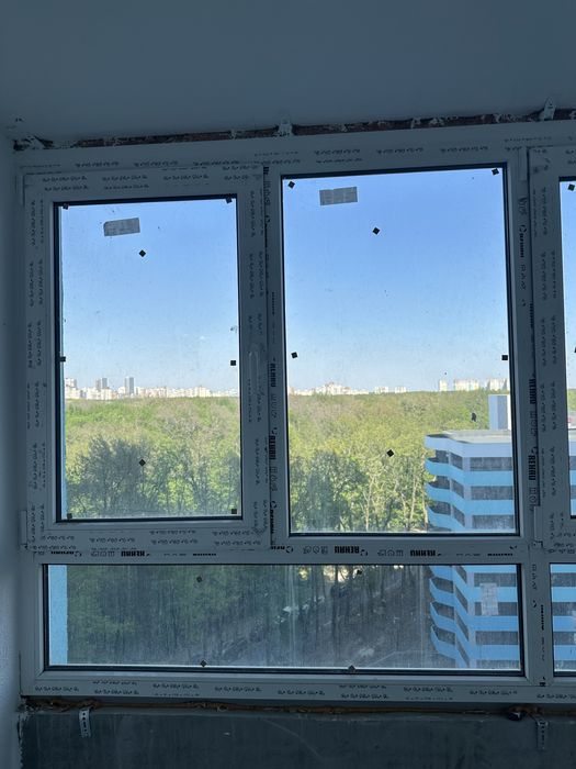 Металопластикове вікно на балкон/лоджію REHAU