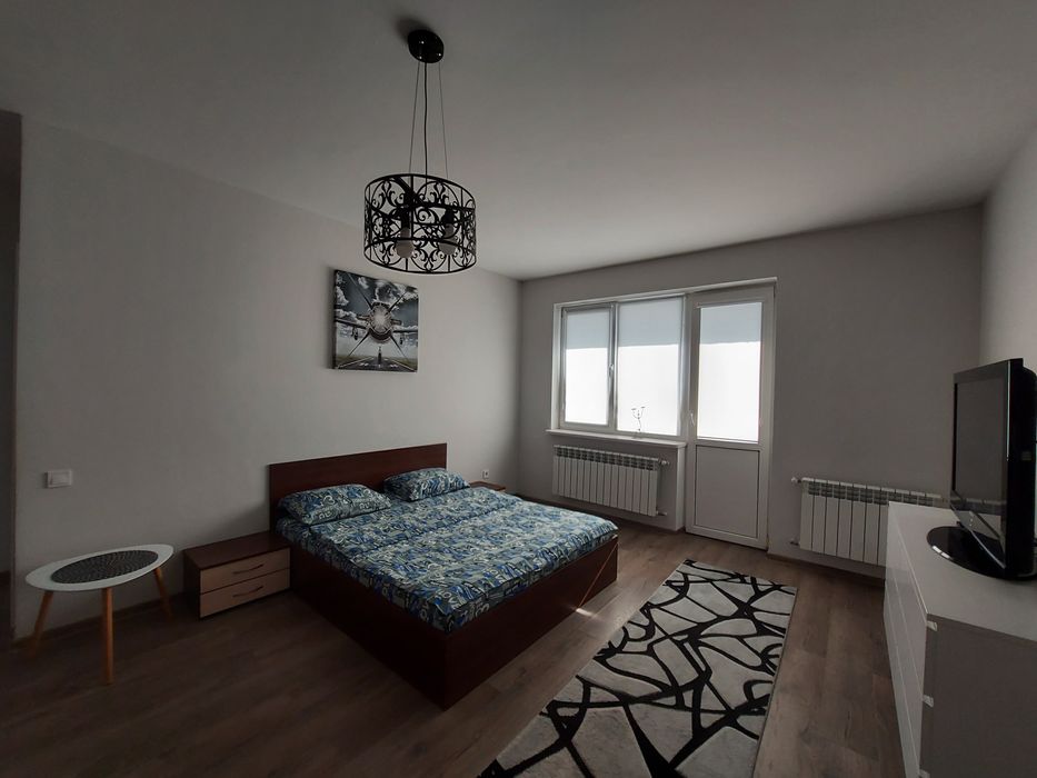 2 - кімнатна квартира. Погодинно. Подобово. ТРЦ " ЧАЙКА " Smart TV.