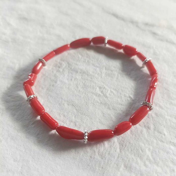 Bransoletka kamienie naturalne: koral. Obwód 16,5 cm.