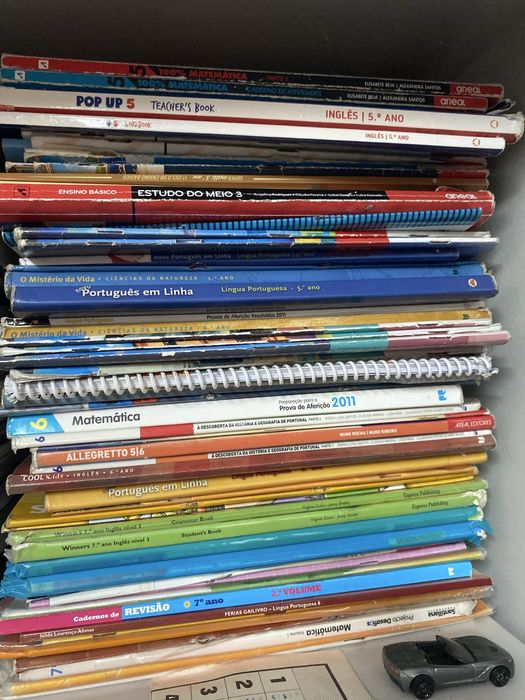 Livros escolares com 4 a 12 anos …