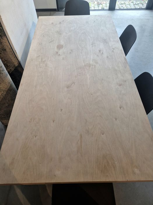Duży stół z blatem imitującym drewno