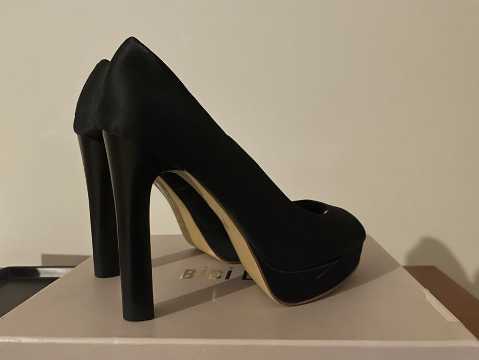 Sapatos pretos abertos à frente