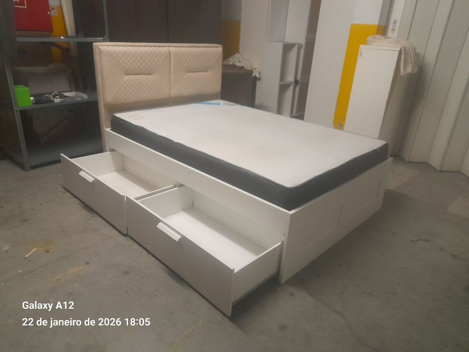 Cama casal Ikea com colchão e cabeceira