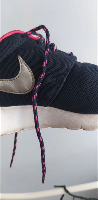 Granatowe z różowymi elementami nike roshe run, wysoka podeszwa