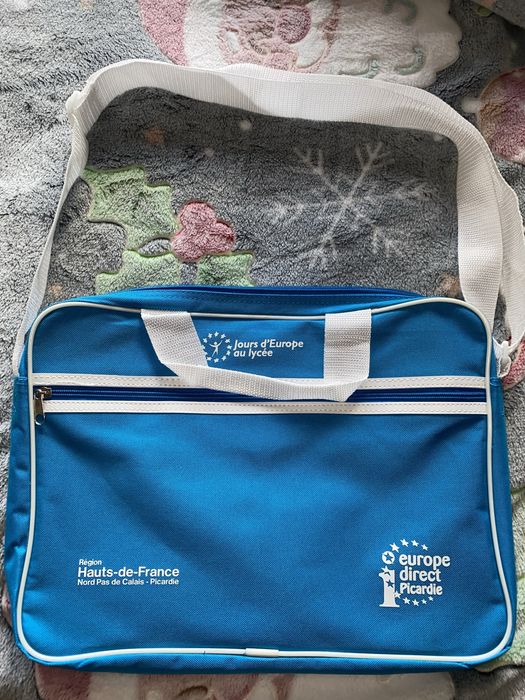 Stylowa biało-niebieska torba na laptopa z dwiema komorami