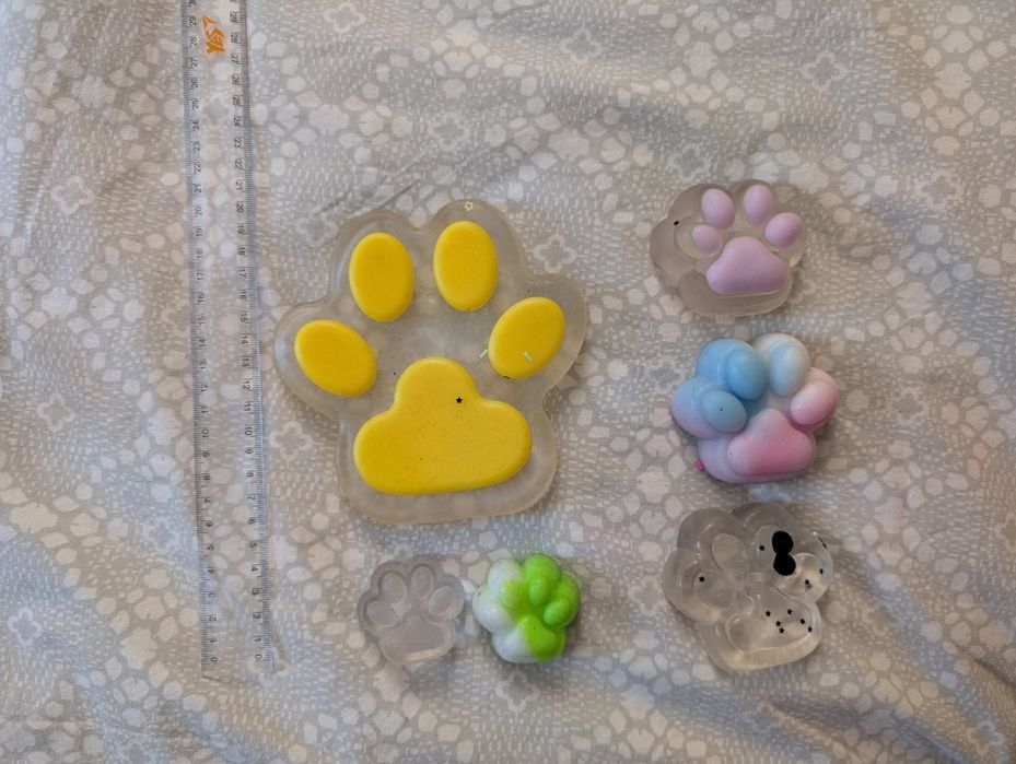 Таба лапки велика і маленькі, світиться