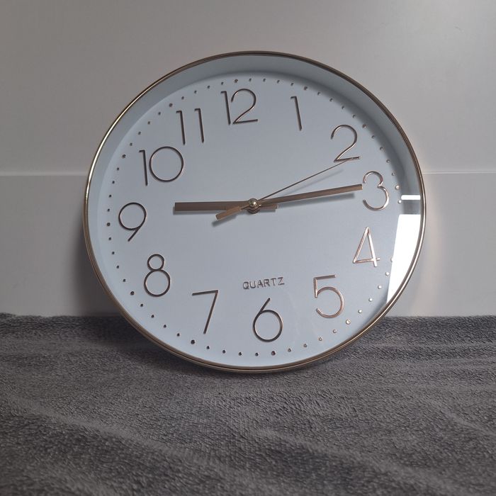 Zegar ścienny firmy QUARTZ