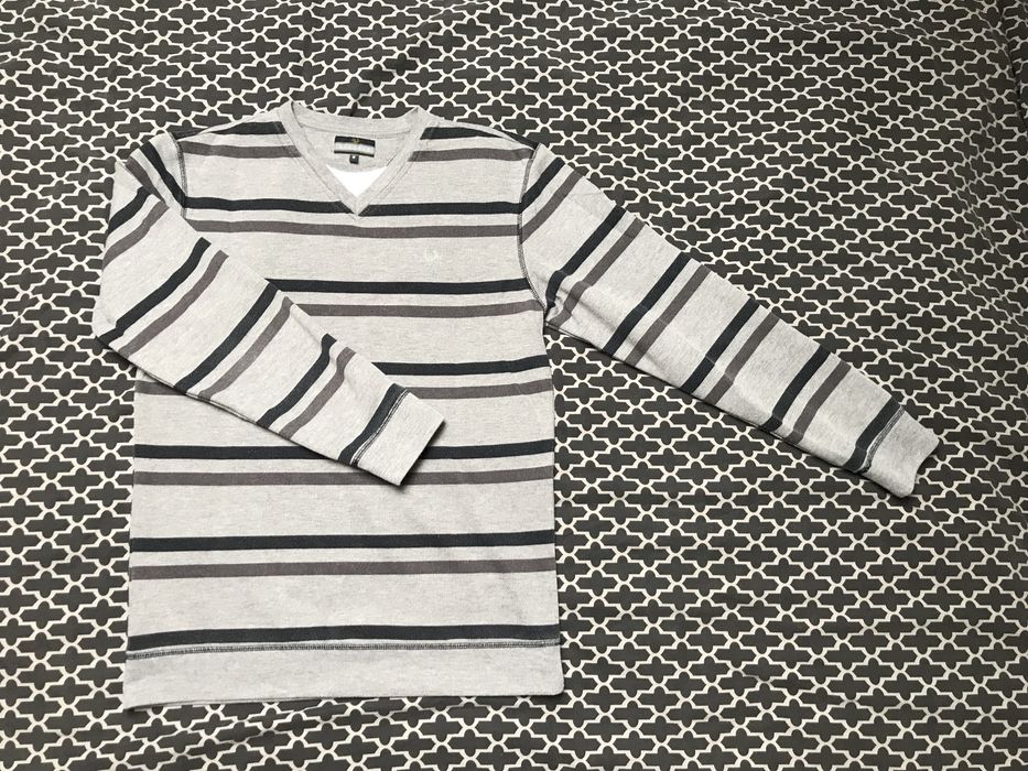 Szary sweter w paski z dekoltem V serek Lincoln M