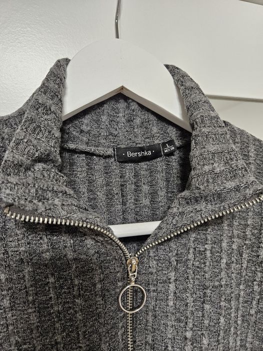 Cienki sweterek bluzka z rozpinanym golfem Bershka