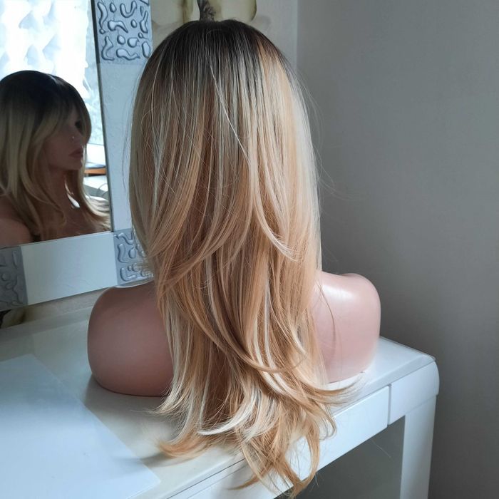 Peruka damska z odrostem.