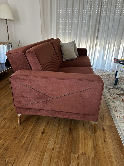 Sofa-cama  classico com pés dourados