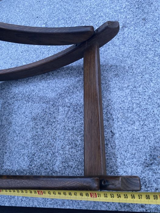 Stary podnóżek bujany z drewna i weluru skladany
