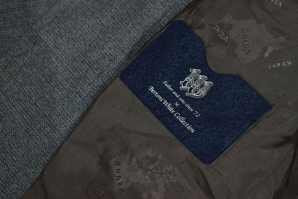 Bertoni White Wełniany Garnitur Brązowy 48