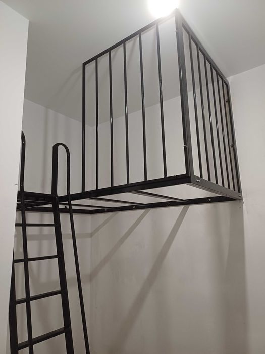 Łożko podwieszane antresola